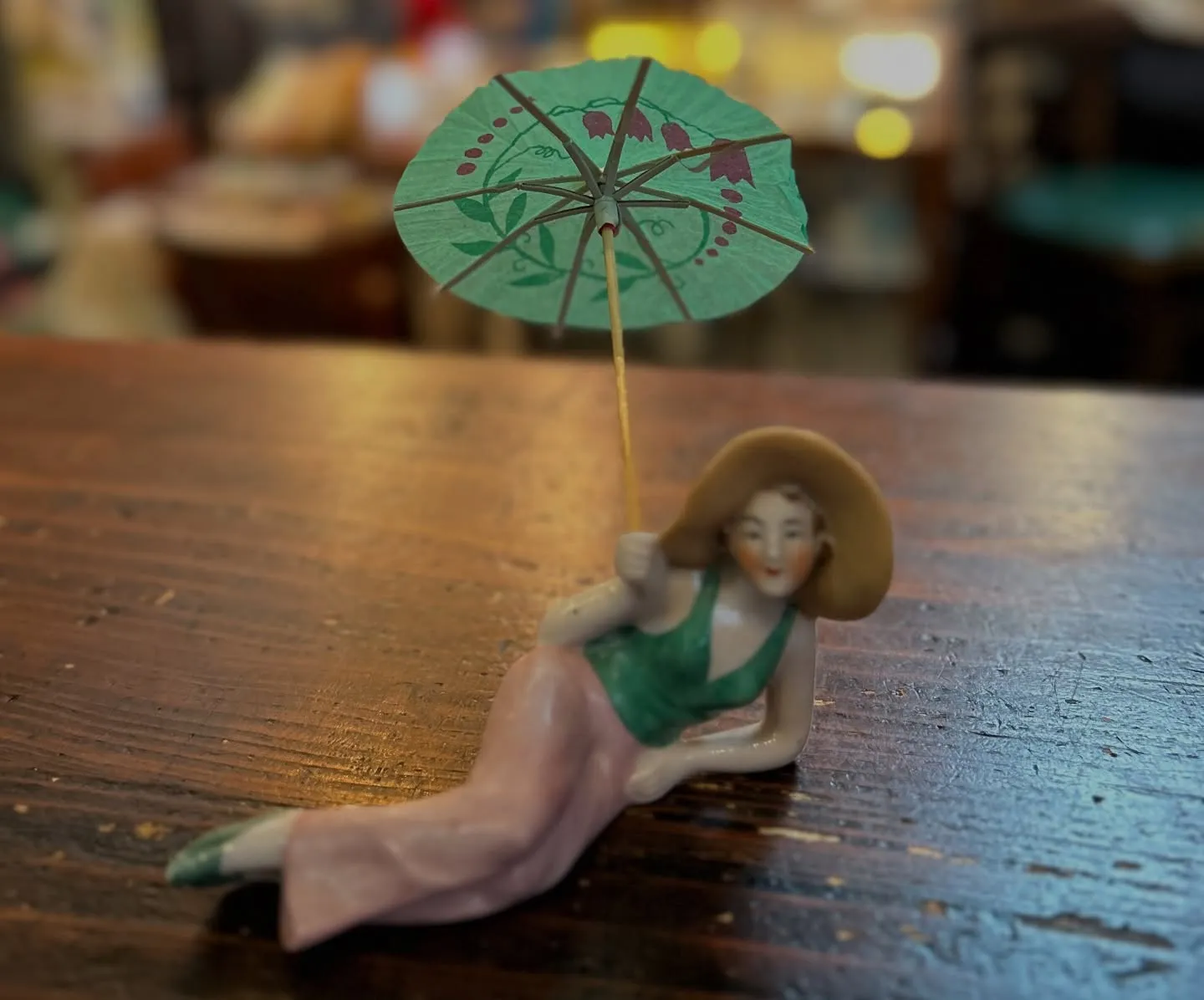 今日は雨なので傘をさしてみました✨